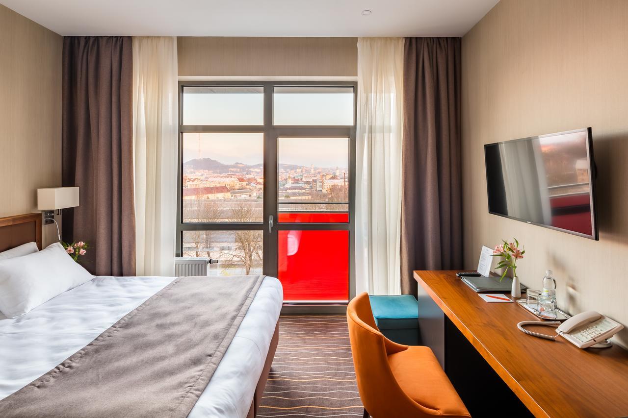Taurus City Hotel Lviv Extérieur photo