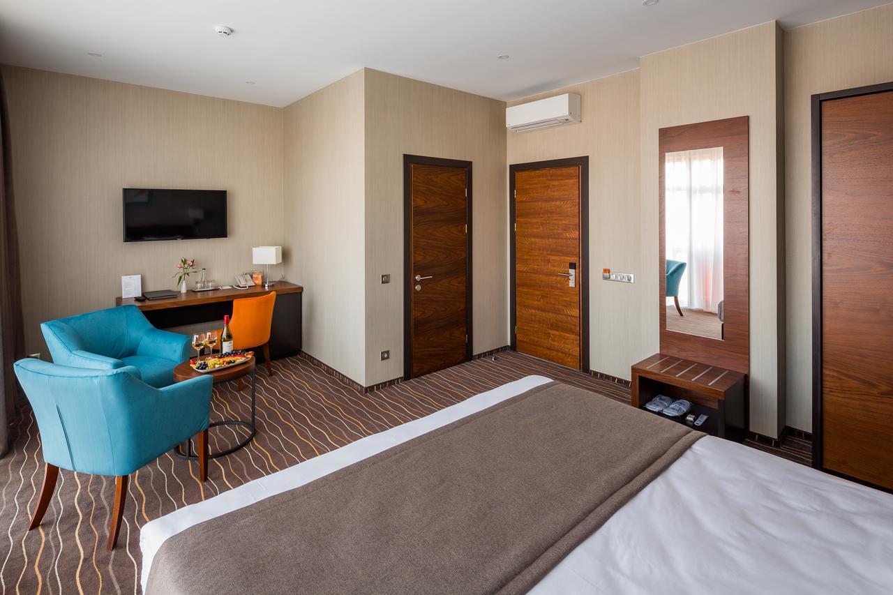 Taurus City Hotel Lviv Extérieur photo